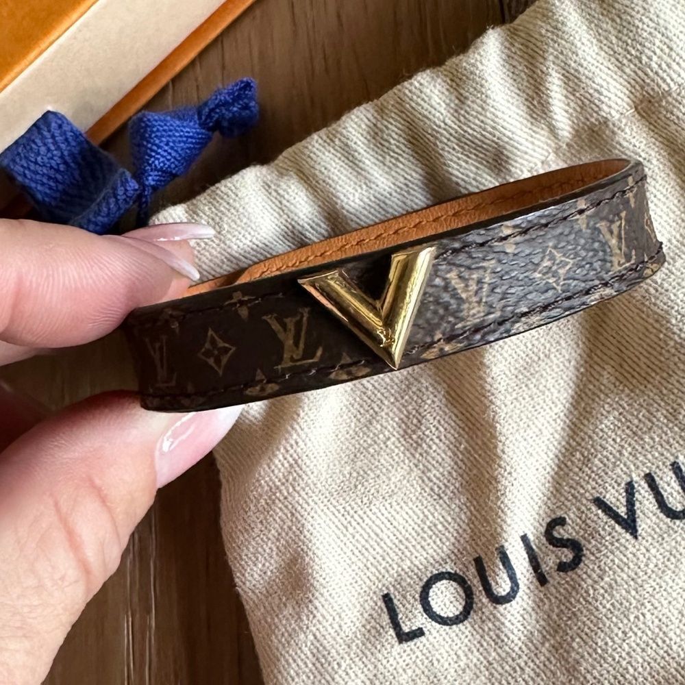 Authentic Louis Vuitton Essential V Bracelet - Picture 3 of 12